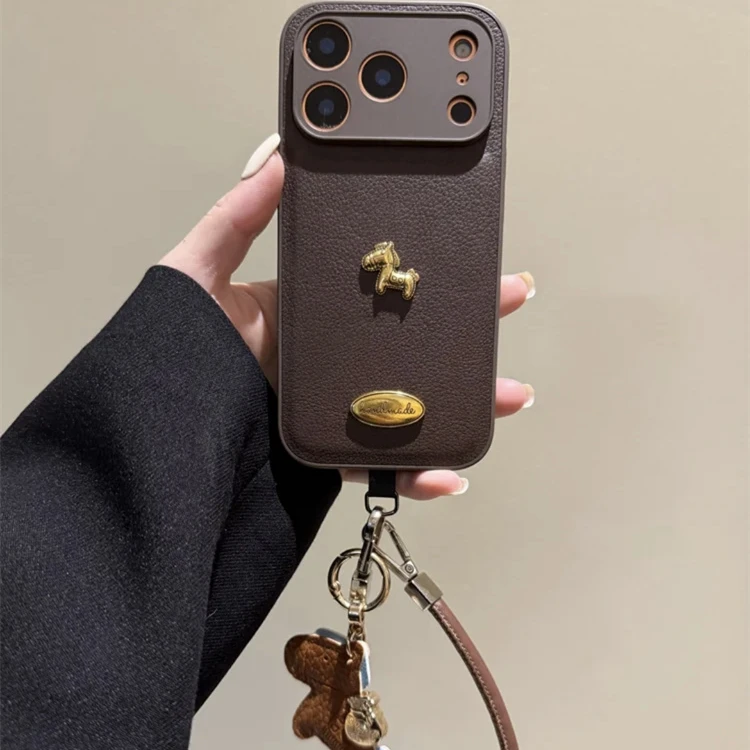 深棕色素皮纹立体金属马适用iPhone17pro手机壳16promax手提15pro