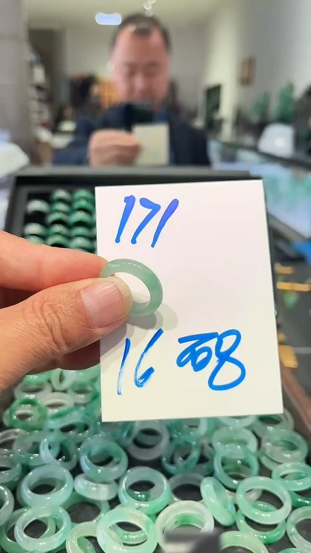 未镶嵌戒圈石英质玉非洲翠