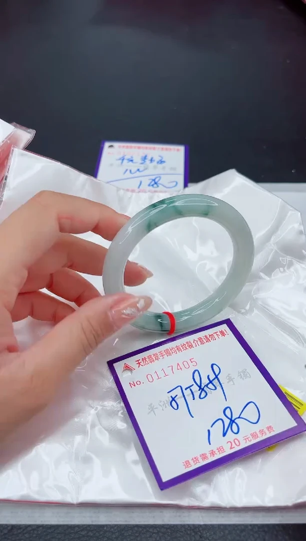 翡翠手镯未镶嵌1
