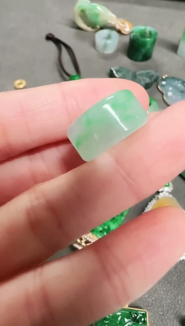 颈饰未镶嵌翡翠茹*吊坠