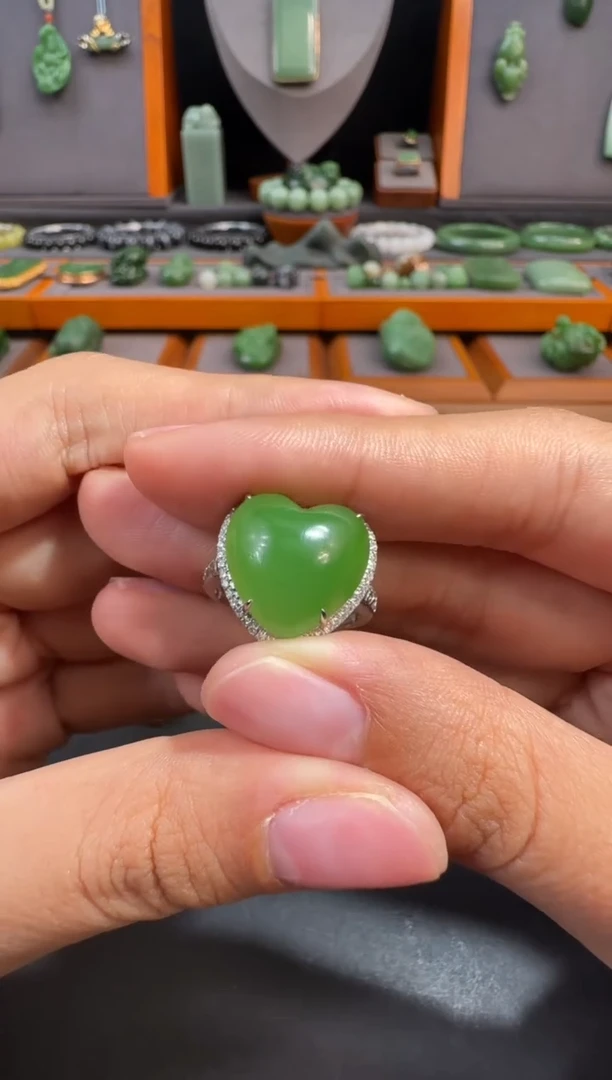 颈饰18K金镶嵌和田玉1