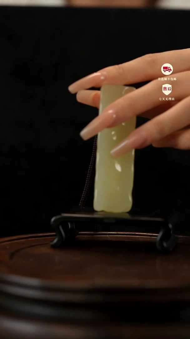 云南石竹叶青雕刻：小奶酪手把件摆件