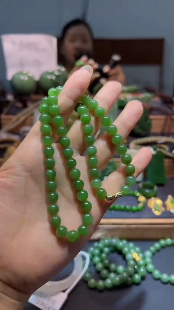 颈饰未镶嵌和田玉（碧玉）1