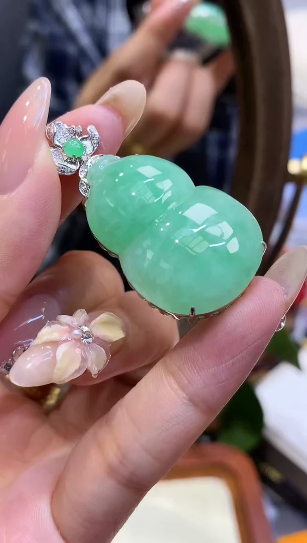 18K金镶嵌挂件翡翠葫芦