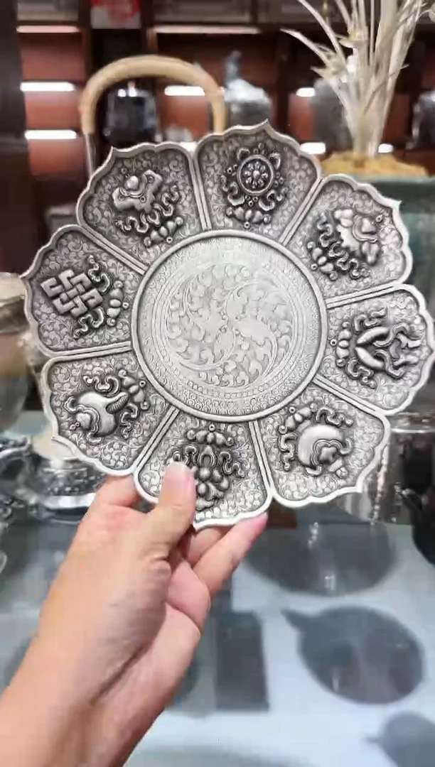 樱***袁足银999精工手工八宝鏨刻高脚熏色壶承