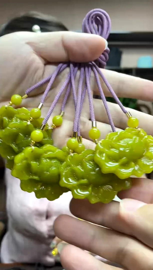 岫玉未镶嵌颈饰多样性发货发其中之一