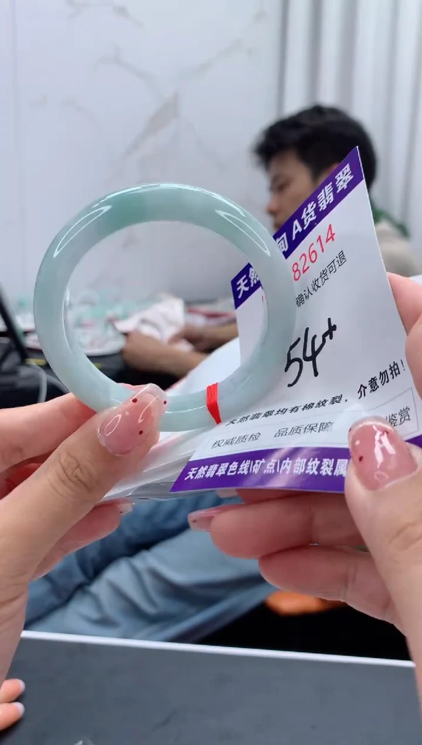未镶嵌手镯翡翠有纹，完美者勿拍