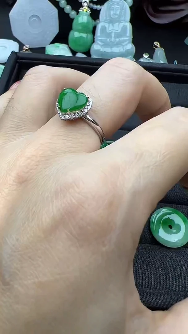 18K金镶嵌戒指翡翠爱心