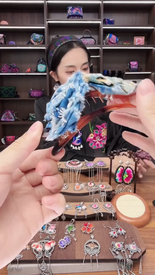 织绣A27蒙阿苏苗绣传承店