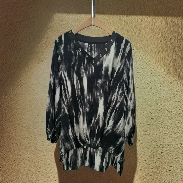 945设计感扎染V领打底衫女春新款显瘦不规则薄款长袖上衣