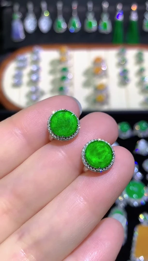 18K金镶嵌翡翠耳饰高冰满绿无事牌耳包