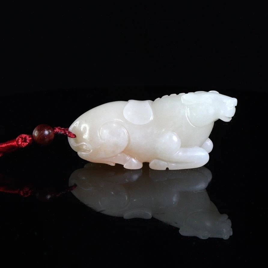 Lot.14.寿山石结晶水洞一马当先手把件104.6克8x3x3.5cm