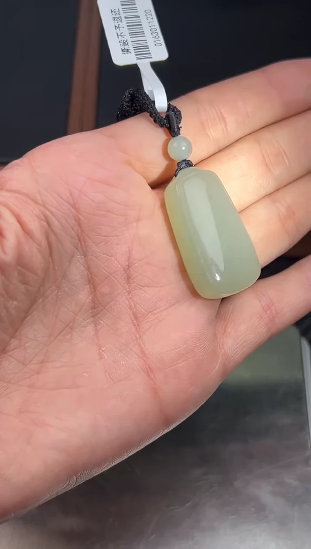 吊坠(赠链)未镶嵌和田玉且末微色差近矿吊坠