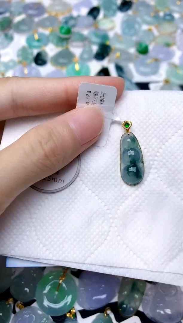 颈饰18K金镶嵌翡翠天然A货翡翠