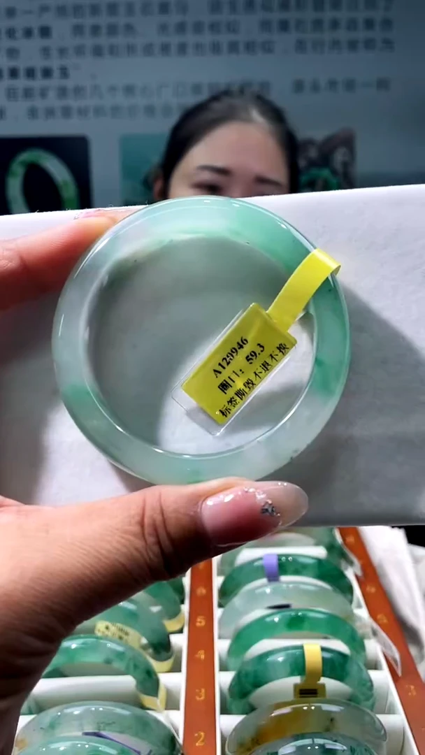 未镶嵌手镯石英质玉（非洲翠）手镯