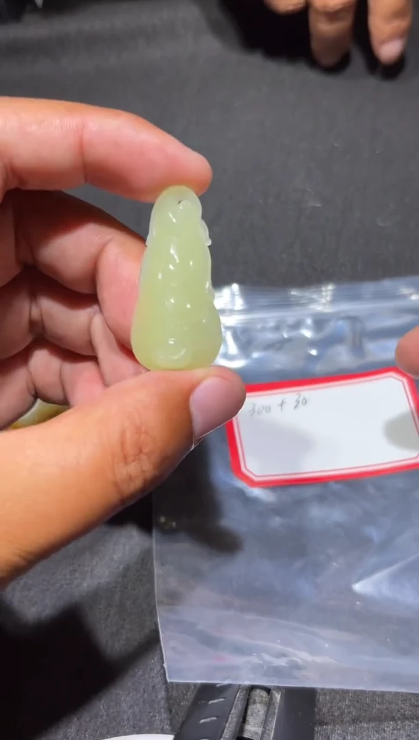 未镶嵌和田玉（糖玉）挂件和田玉