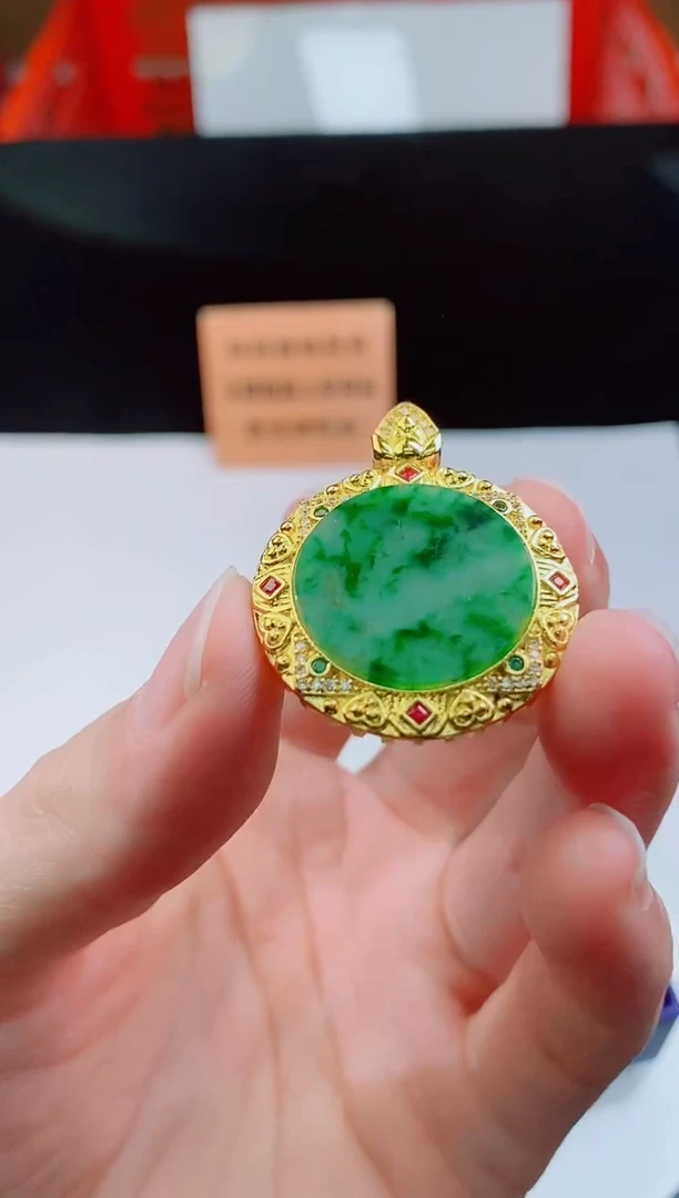 颈饰未镶嵌翡翠   ·