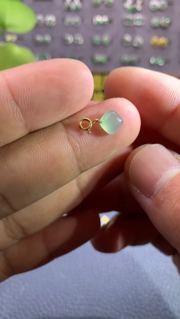 吊坠(不含链)18K金镶嵌翡翠天然翡翠A货，年尾清货价