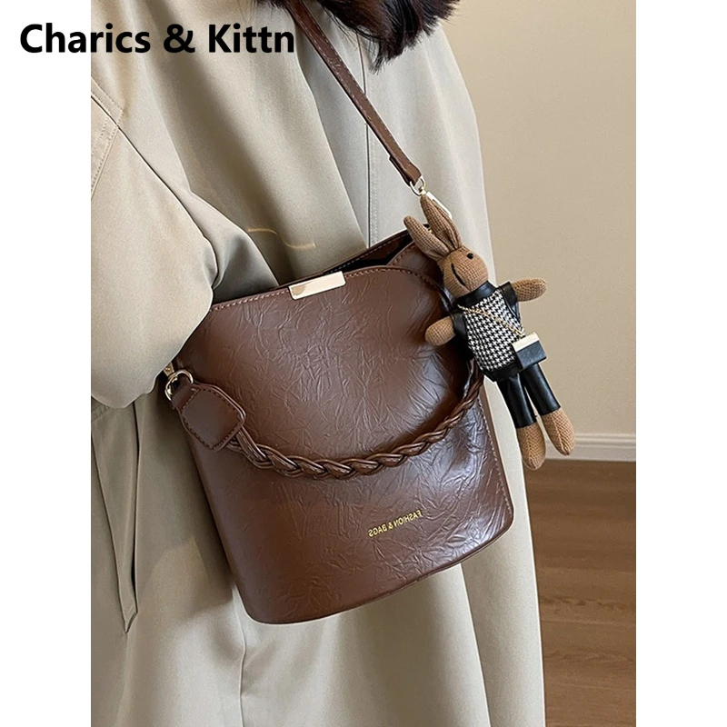 Charics&Kittn包包女2025新款秋季斜挎包单肩通勤真皮手拎水桶包