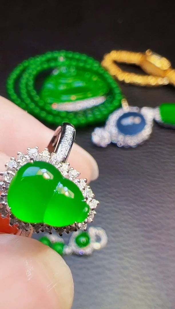 18K金镶嵌戒指翡翠酒**娘翡翠