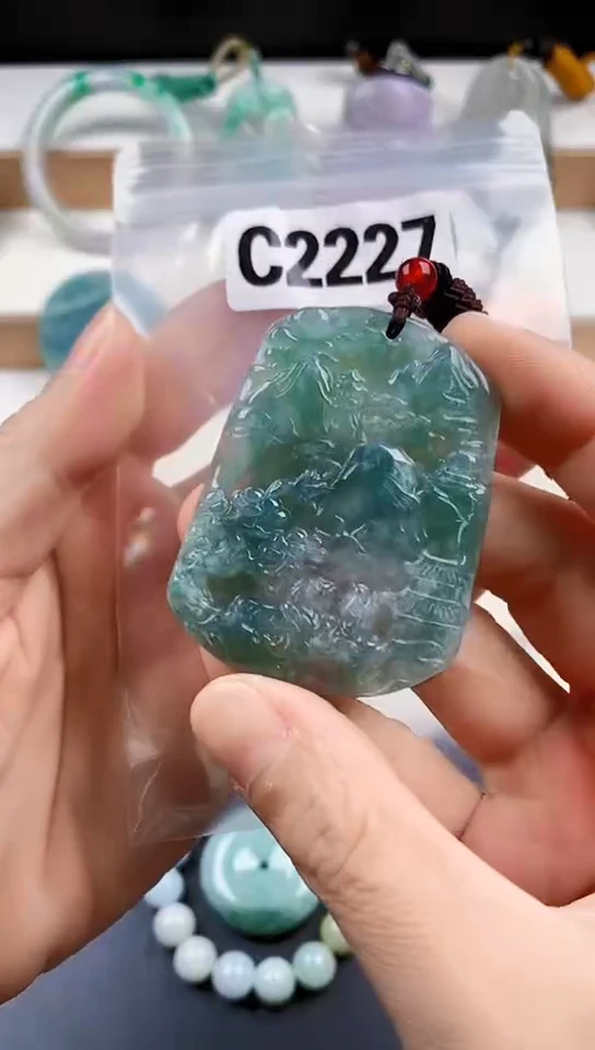 颈饰未镶嵌翡翠自**。天然翡翠吊坠挂件