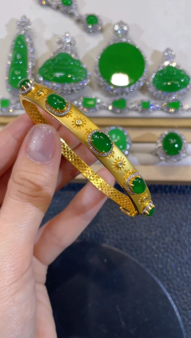 颈饰18K金镶嵌翡翠团购1