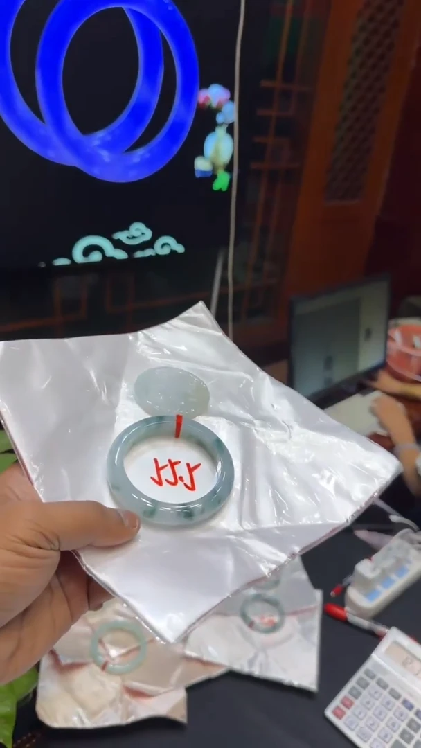 翡翠手镯未镶嵌手镯