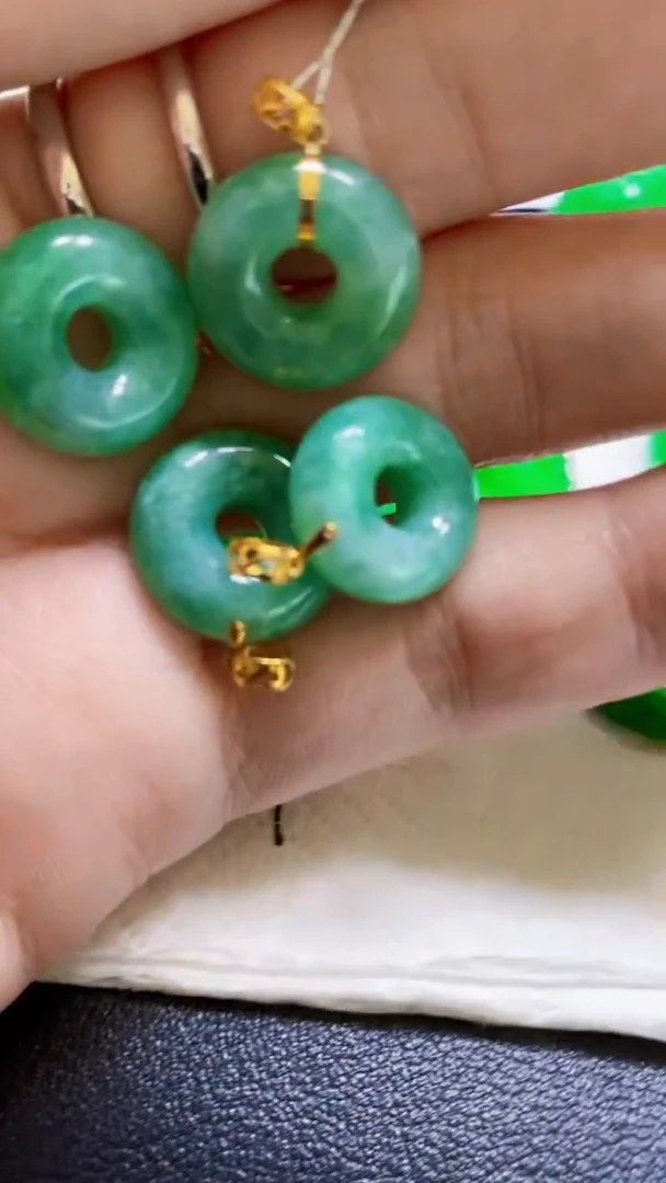 颈饰18K金镶嵌翡翠多样性发货发1个