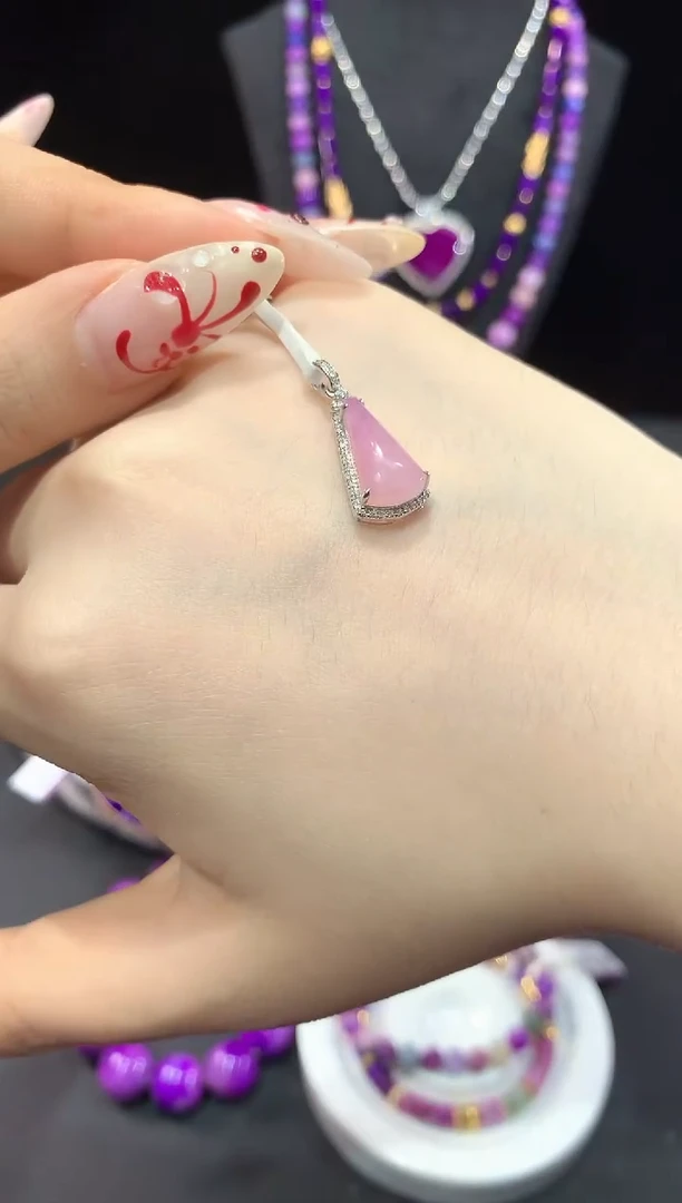 18K金镶嵌苏纪石（舒俱来），吊坠