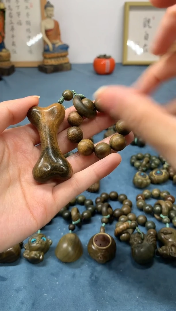 【闪购商品】维腊木（绿檀）把件骨头按摩棒