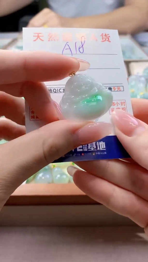 颈饰18K金镶嵌翡翠天然缅甸a货翡翠