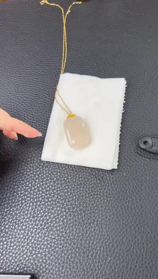 颈饰18K金镶嵌和田玉藕粉无事牌吊坠