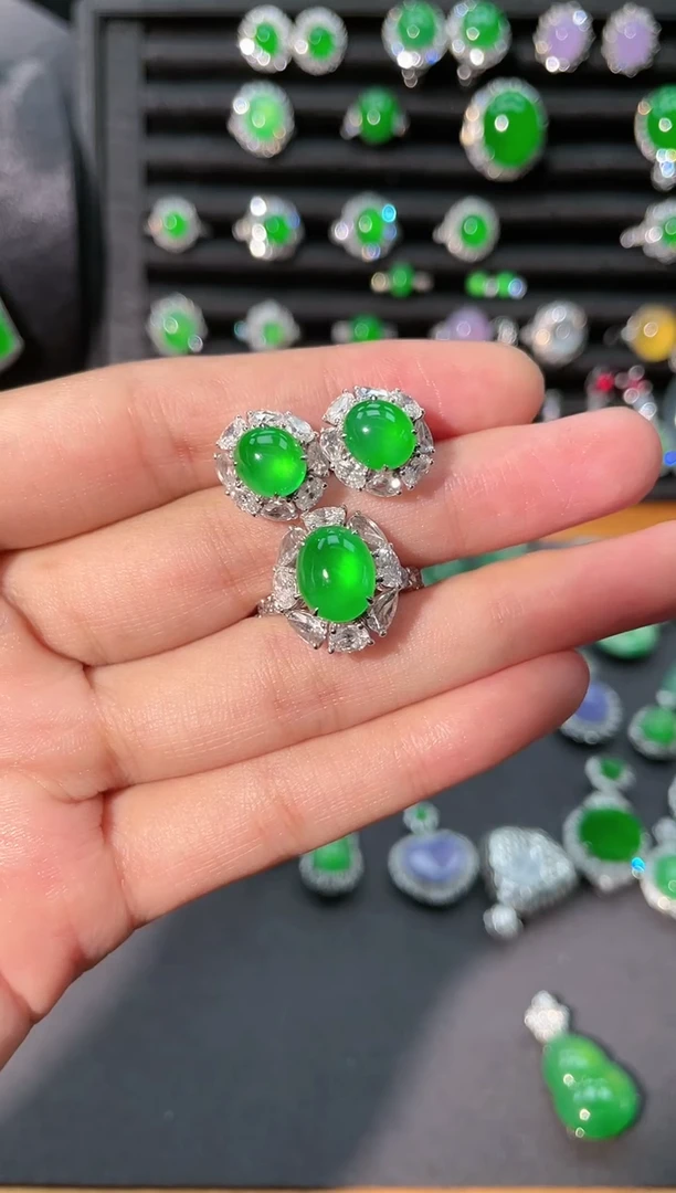 翡翠18K金镶嵌耳饰一**水蛋面戒指和耳钉