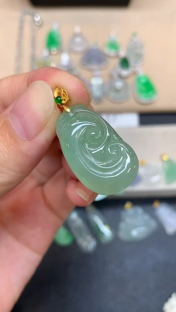 颈饰18K金镶嵌翡翠如意【无服务费