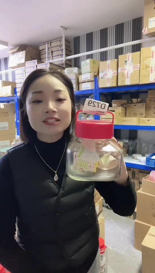 【闪购商品】瓷片进口家用百货1L储物罐红色盖D729