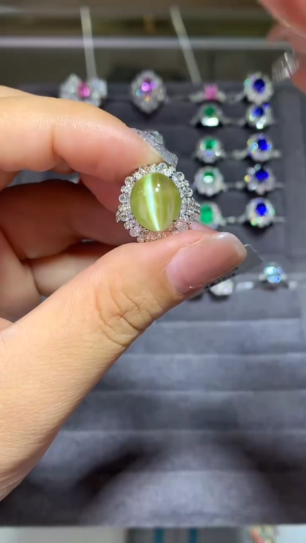 18K金镶嵌戒指金绿宝石8.21CT
