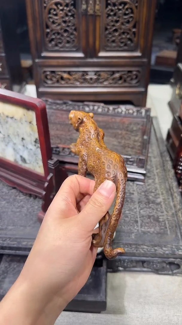 木E**C黄杨雕刻豹子手把件