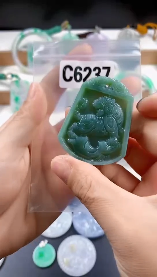颈饰未镶嵌翡翠天然翡翠吊坠挂件
