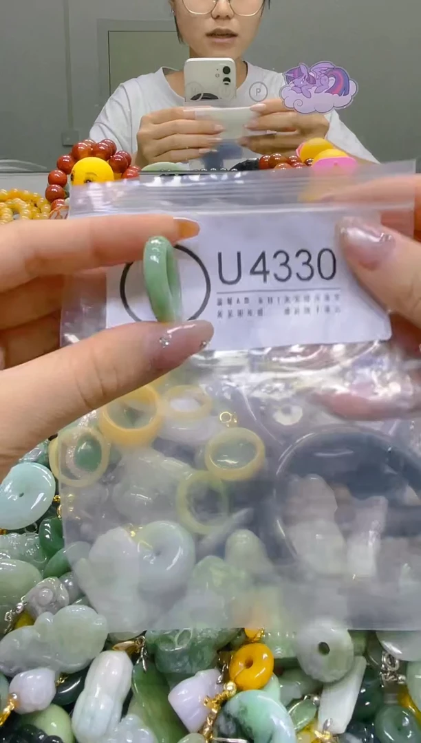 翡翠未镶嵌颈饰17.8/U/翡翠A货，一件也是批发价