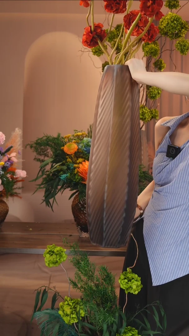 陶瓷花瓶一只（如图）