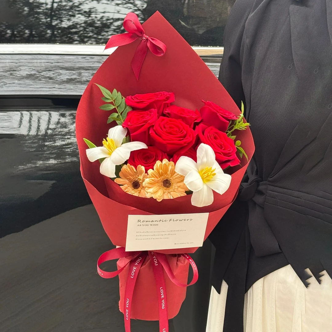 【广志送美伢的花】鲜花8枝红玫瑰搭配郁金香韩式花束送美伢的花4519款鲜花小时达同城配送送女友花店送花上门