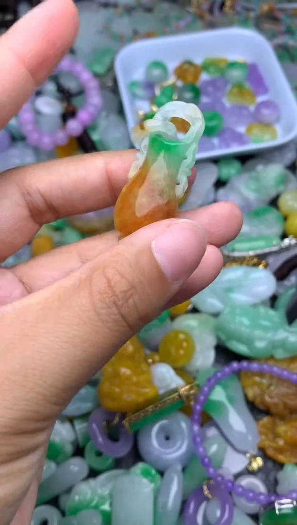 颈饰未镶嵌翡翠天然缅甸翡翠吊坠