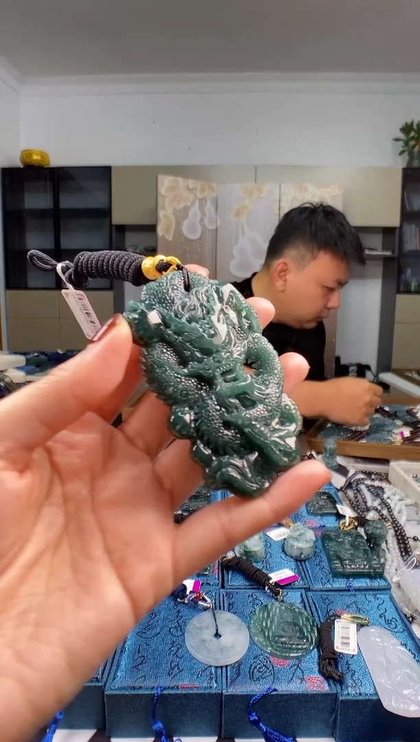 颈饰未镶嵌翡翠   多样性发其一