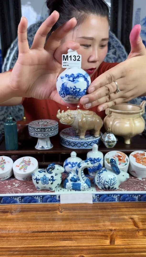 摆件景德镇陶瓷仿古（手工托印鼻烟壶)M132