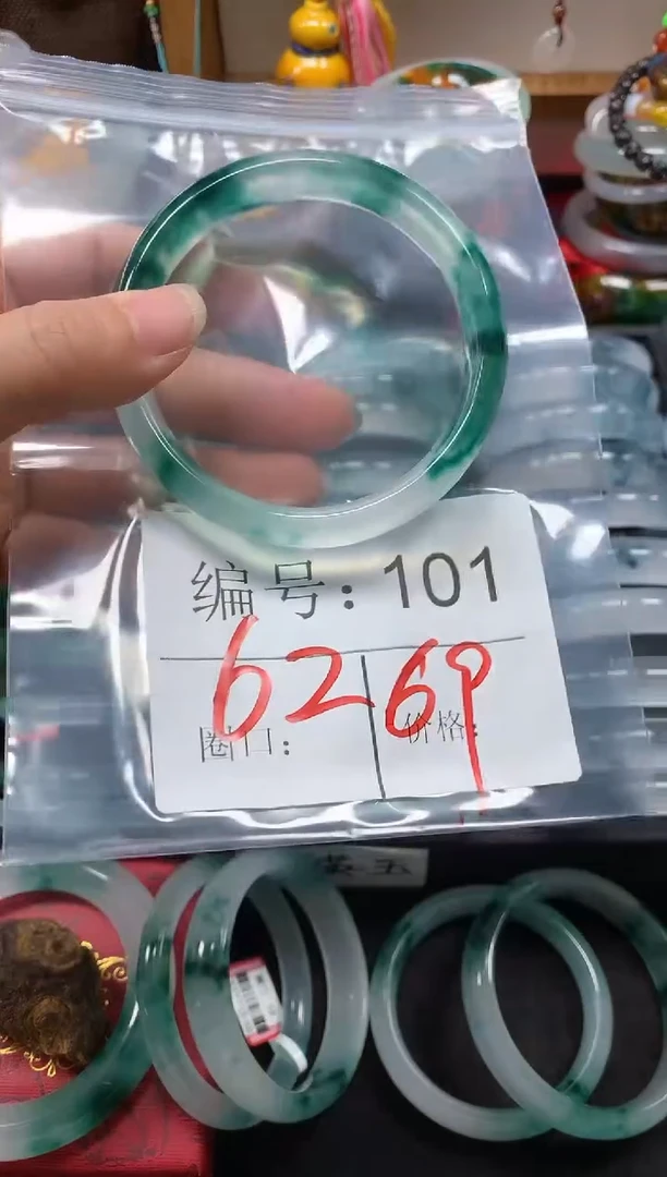 无非金属62圈口石英质玉编号：101