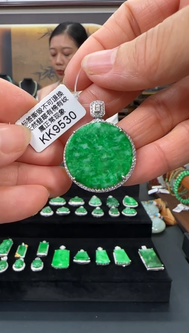 翡翠18K金镶嵌颈饰KK9530无事牌