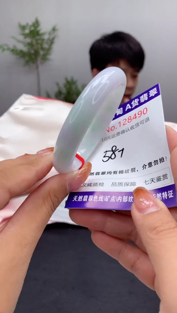 未镶嵌手镯翡翠有纹，完美者勿拍