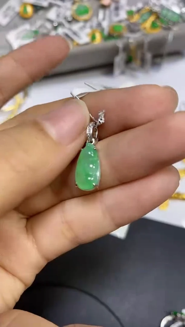 翡翠18K金镶嵌颈饰翡翠 18K金镶嵌 颈饰