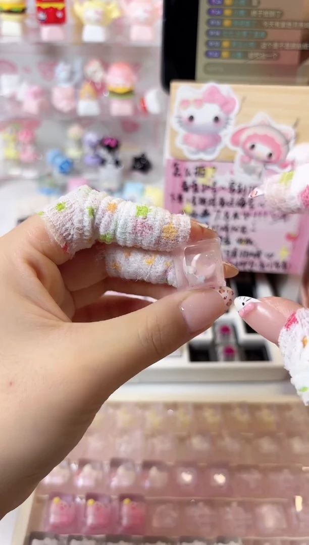 30.粉色月亮滴胶键帽