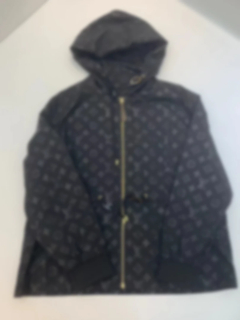 慕溢-363黑色连帽长袖拉链老花外套